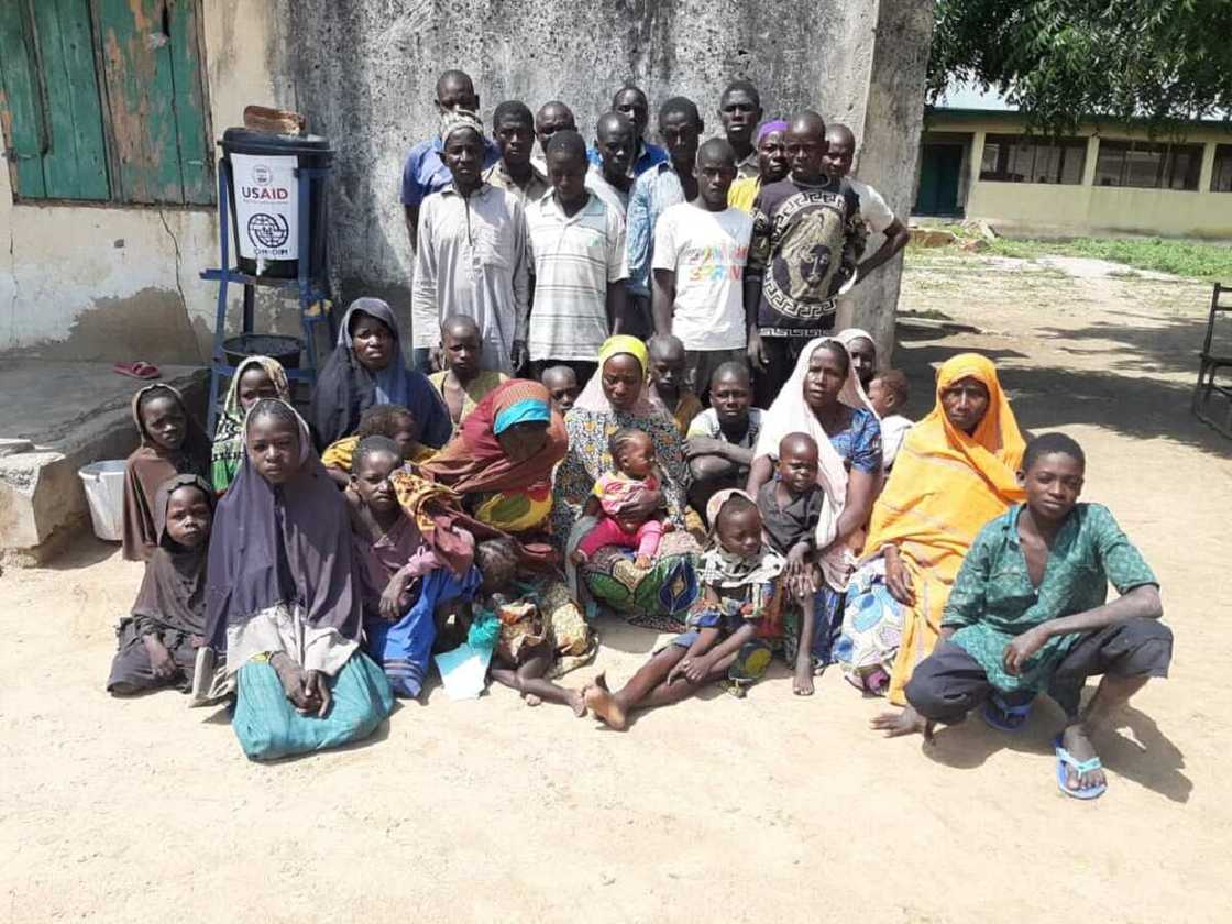 'Yan Boko Haram tare da iyalansu sun mika wuya ga dakarun soji a Banki 'Yan Boko Haram tare da iyalansu sun mika wuya ga dakarun soji a Banki