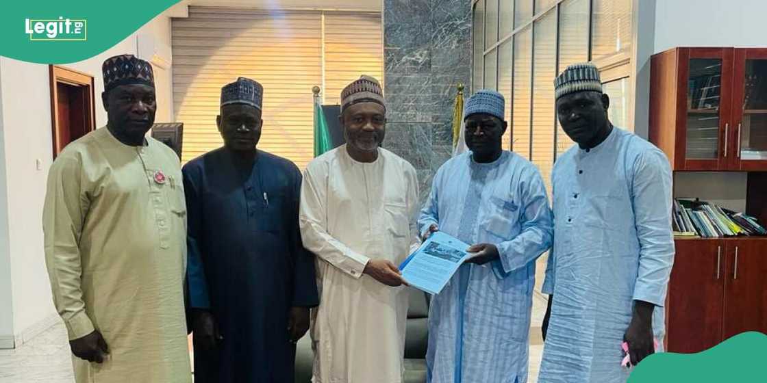 Sanata ya yunkuro don ganin an rage wa maniyyata kudin hajji Sanata ya yunkuro don ganin an rage wa maniyyata kudin hajji