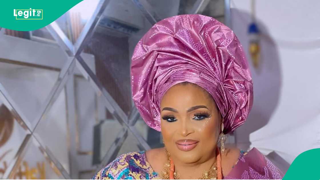 Lola Idije and Faliwerepe exchange banter at eatery, video trends
