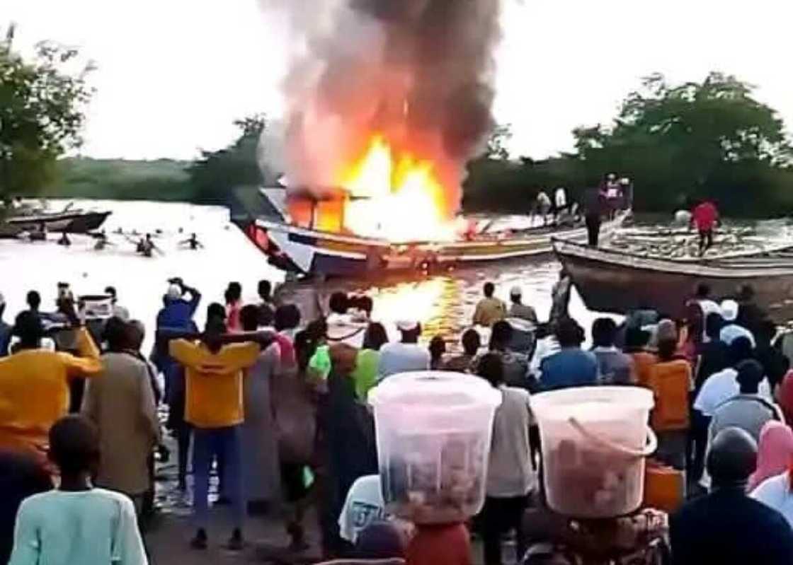 Jirgin ruwa ya kama da wuta a Neja Jirgin ruwa ya kama da wuta a Neja