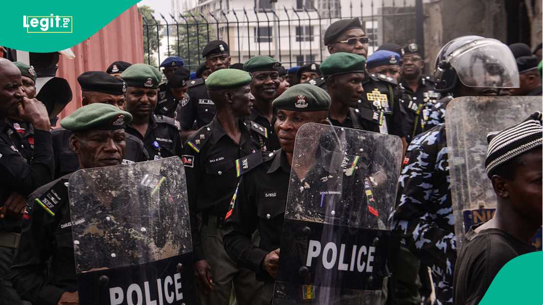 Hotoro Division officer shot dead while dispersing rival thugs in Kano.