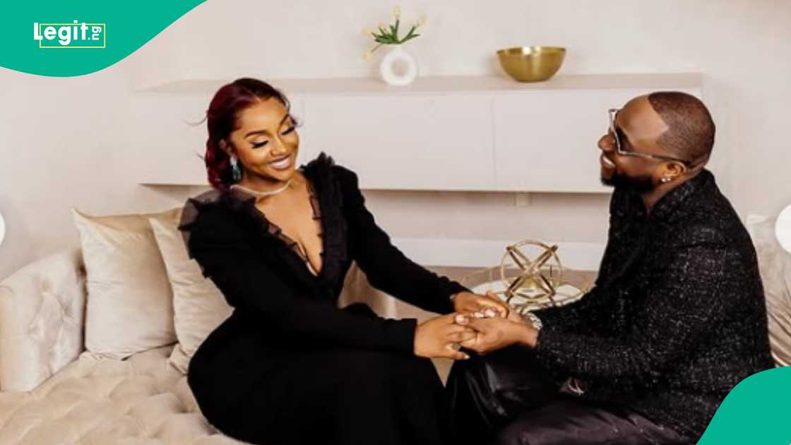 A UK-based man who carefully observed Davido in his pre-wedding photos with Chioma shares what he observed about the singer. A UK-based man who carefully observed Davido in his pre-wedding photos with Chioma shares what he observed about the singer.