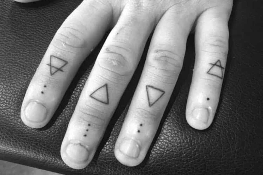 finger tattoos men