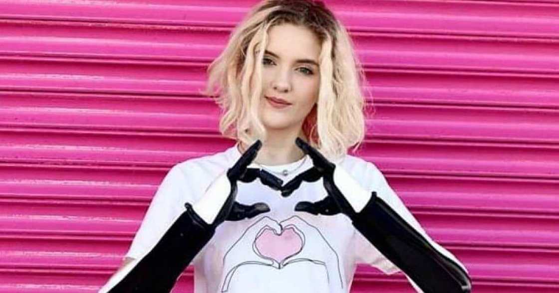 Teenage girl who lost her hands to Meningitis as a baby lands job as TV presenter Teenage girl who lost her hands to Meningitis as a baby lands job as TV presenter