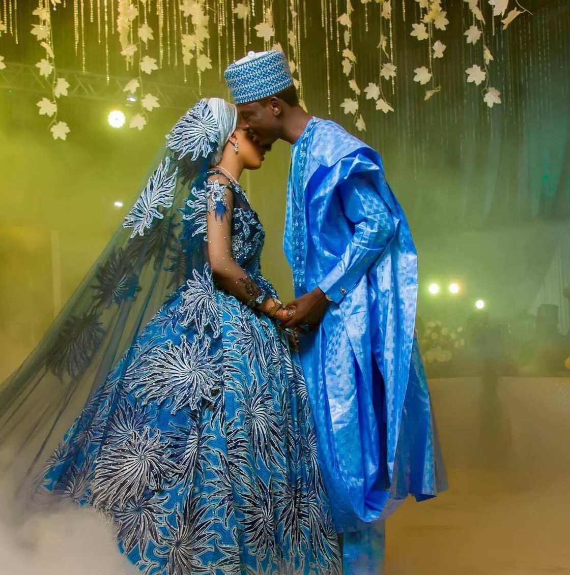 Kyawawan hotunan auren hadimin Buhari da kyakyawar matarsa Kyawawan hotunan auren hadimin Buhari da kyakyawar matarsa