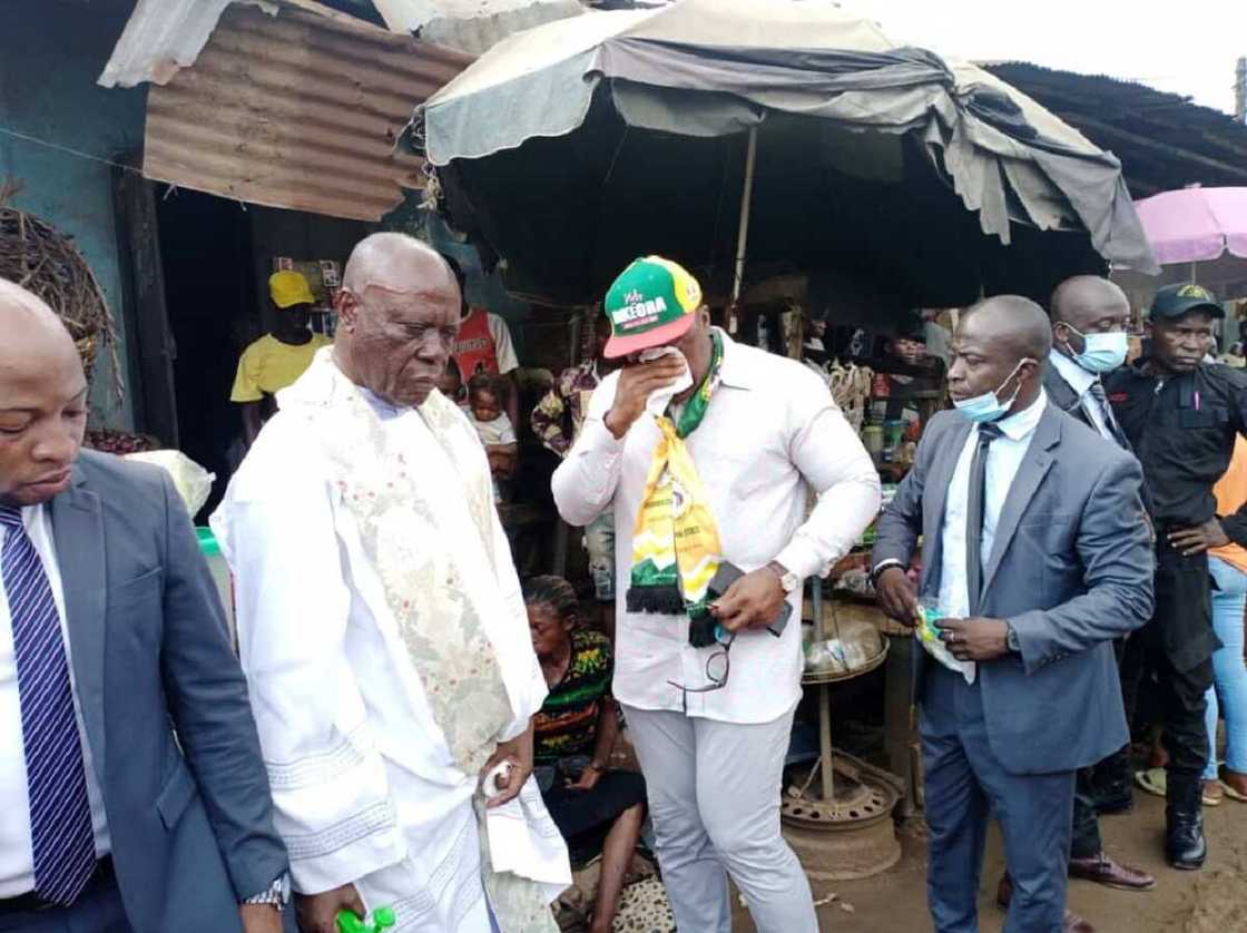 Dan takarar gwamna ya sharɓi kuka yayin yaƙin neman zaɓe a Anambra Dan takarar gwamna ya sharɓi kuka yayin yaƙin neman zaɓe a Anambra