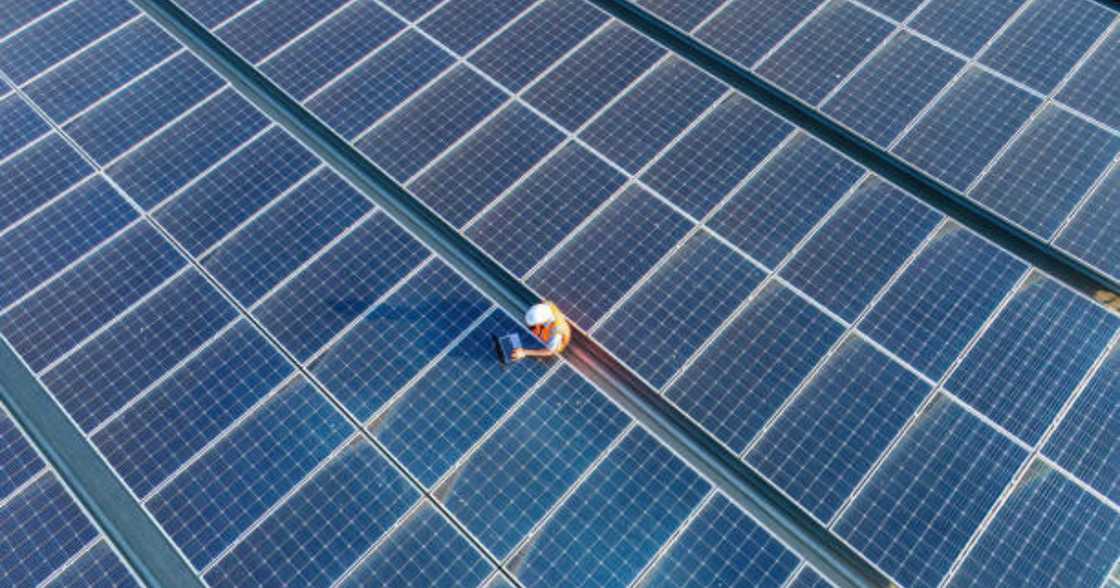 Tenant adapts to landlord’s roof ban by installing ground-mounted solar panels on custom wooden frame. Tenant adapts to landlord’s roof ban by installing ground-mounted solar panels on custom wooden frame.