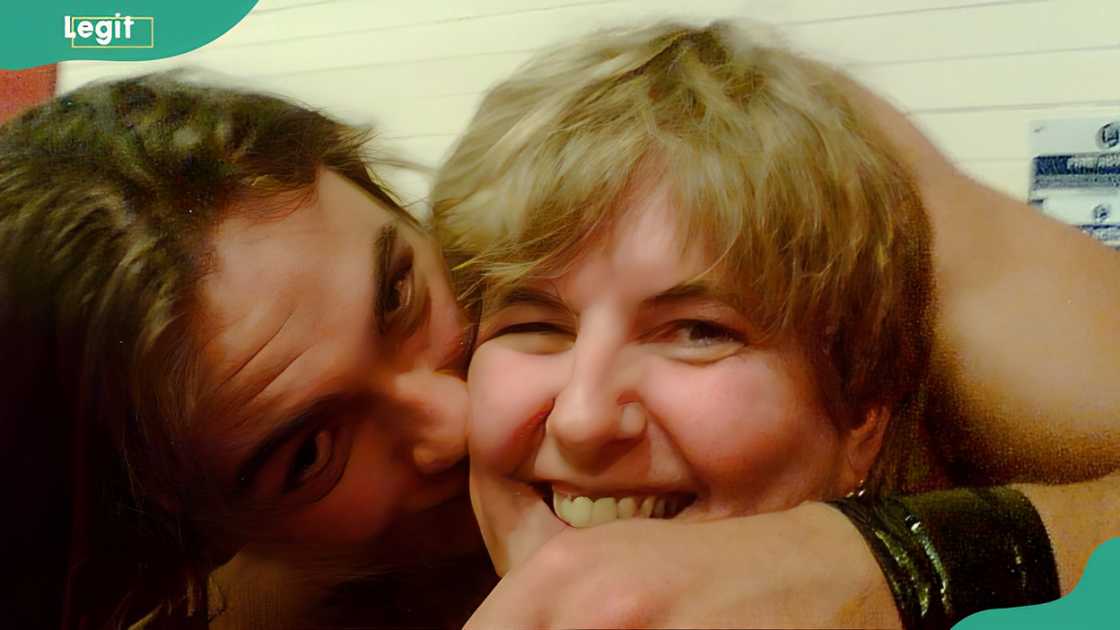 Drew in a close embrace with his mother, Angela. Photo: @dmcintyrewwe on Instagram (modified by author) Drew in a close embrace with his mother, Angela. Photo: @dmcintyrewwe on Instagram (modified by author)