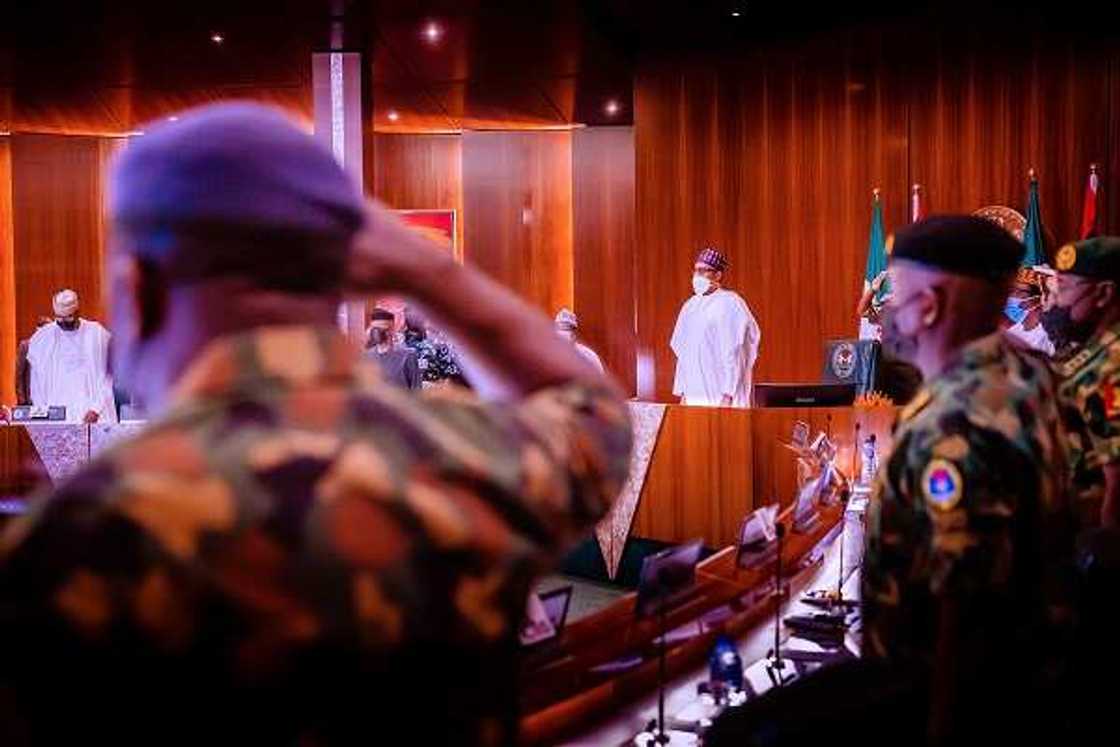 Buhari da shugabannin tsaro Buhari da shugabannin tsaro