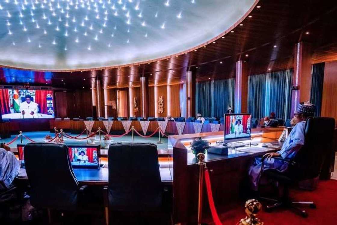 Covid-19: Buhari ya halarci taron ECOWAS ta yanar gizo (Hotuna) Covid-19: Buhari ya halarci taron ECOWAS ta yanar gizo (Hotuna)