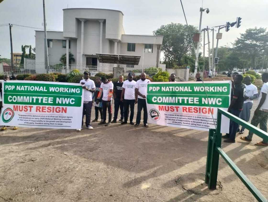 Zanga-zanga ta barke a hedkwatar PDP. Zanga-zanga ta barke a hedkwatar PDP.