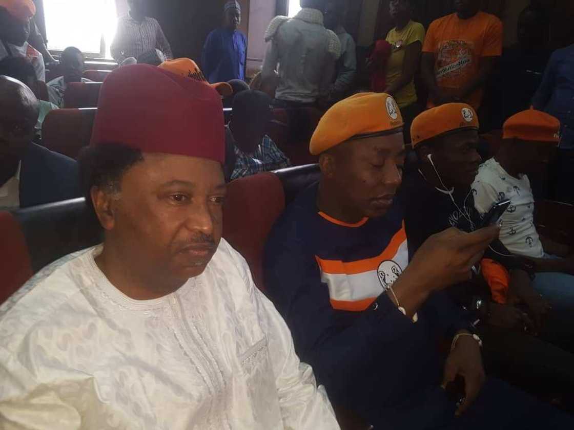 Shehu Sani da Wole Soyinka sun isa kotu don kara ga Sowore (Hotuna) Shehu Sani da Wole Soyinka sun isa kotu don kara ga Sowore (Hotuna)
