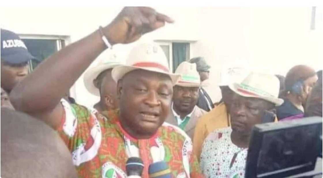 Dan majalisa ya sake komawa PDP bayan makwanni kaɗan da komawarsa APC Dan majalisa ya sake komawa PDP bayan makwanni kaɗan da komawarsa APC