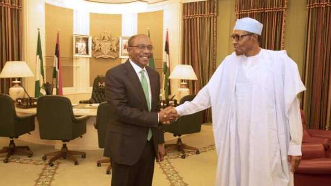 Gwamnan CBN ya ziyarci Buhari (Hotuna) Gwamnan CBN ya ziyarci Buhari (Hotuna)