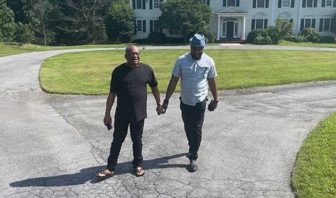 Sanata Orji Kalu a gidansa na Landan. Sanata Orji Kalu a gidansa na Landan.