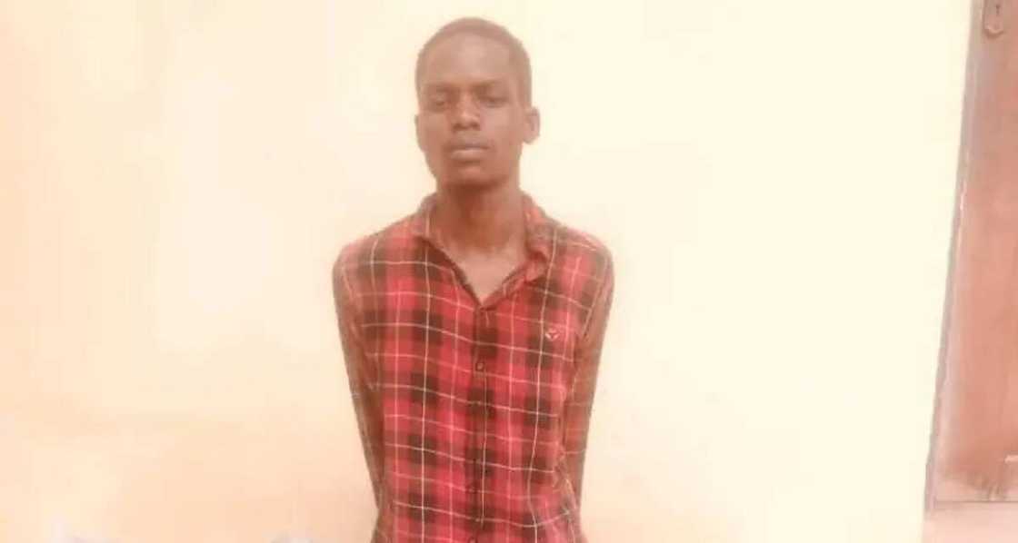 ‘Yan Sanda sun damke Matashi dumu-dumu dauke da danyen kwarangal da hannuwan mutum ‘Yan Sanda sun damke Matashi dumu-dumu dauke da danyen kwarangal da hannuwan mutum