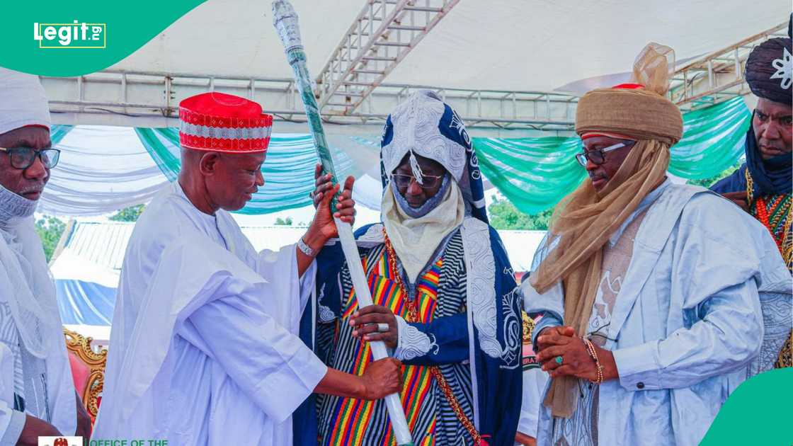 Gwamna ya yabi Sarkin Gaya yayin da ya ke mika masa sandar mulki