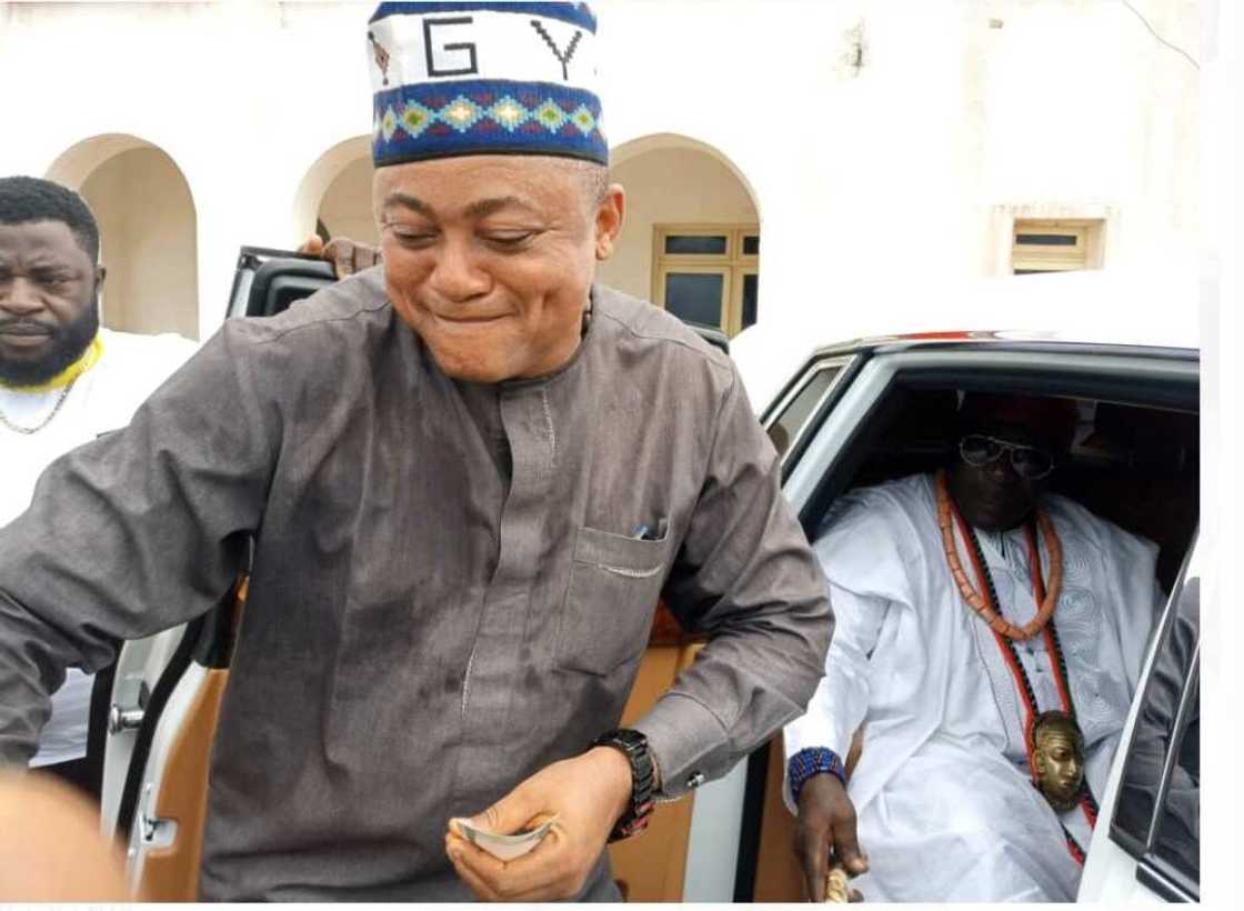 Kogi 2019: Gwamnati ta bawa babban sarki kyautar irin motar Sarki Sanusi (Hotuna) Kogi 2019: Gwamnati ta bawa babban sarki kyautar irin motar Sarki Sanusi (Hotuna)