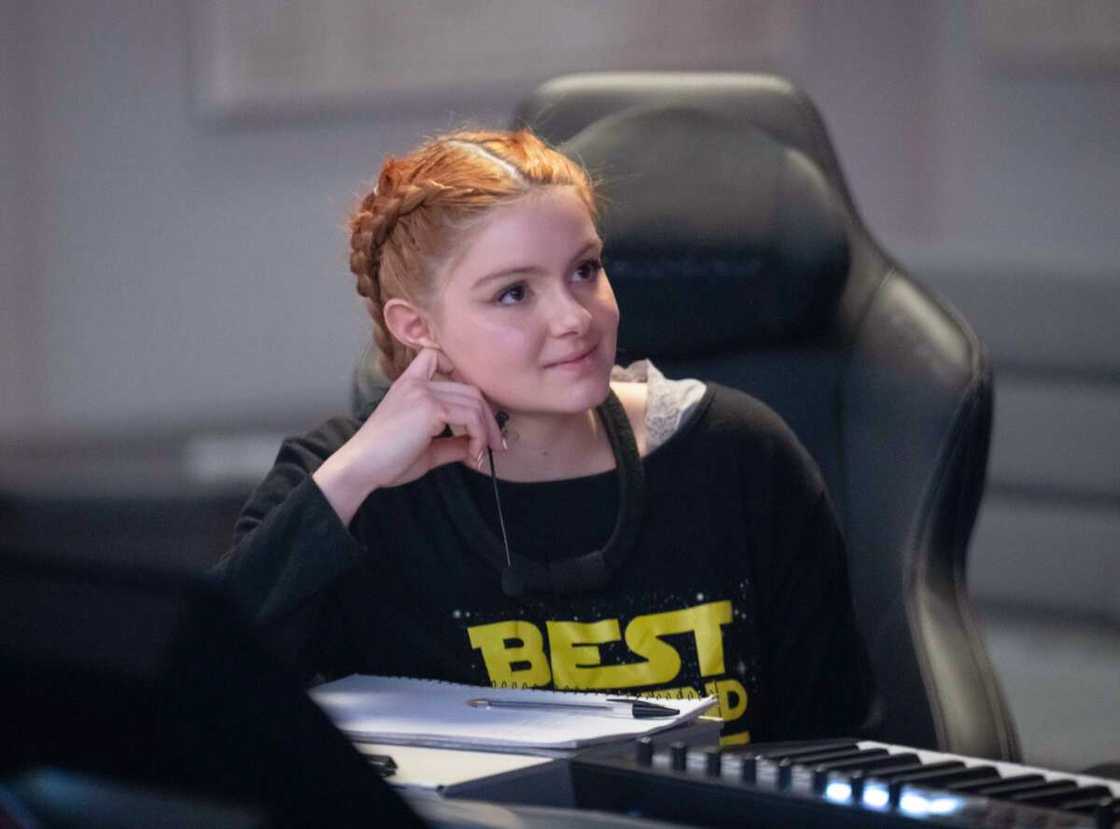 Ariel Winter on the "Evil AI" episode of STARS ON MARS airing on FOX. Ariel Winter on the "Evil AI" episode of STARS ON MARS airing on FOX.