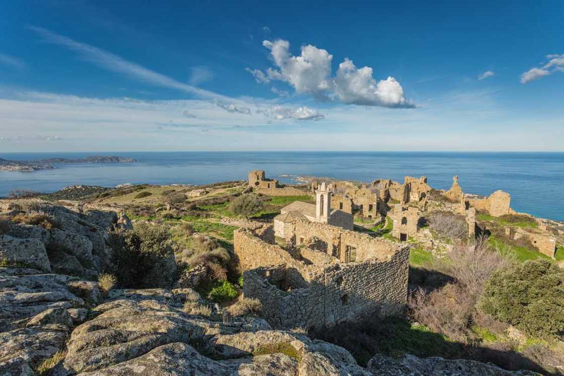 Le village abandonné d'Occi près de Lumio en Corse Le village abandonné d'Occi près de Lumio en Corse