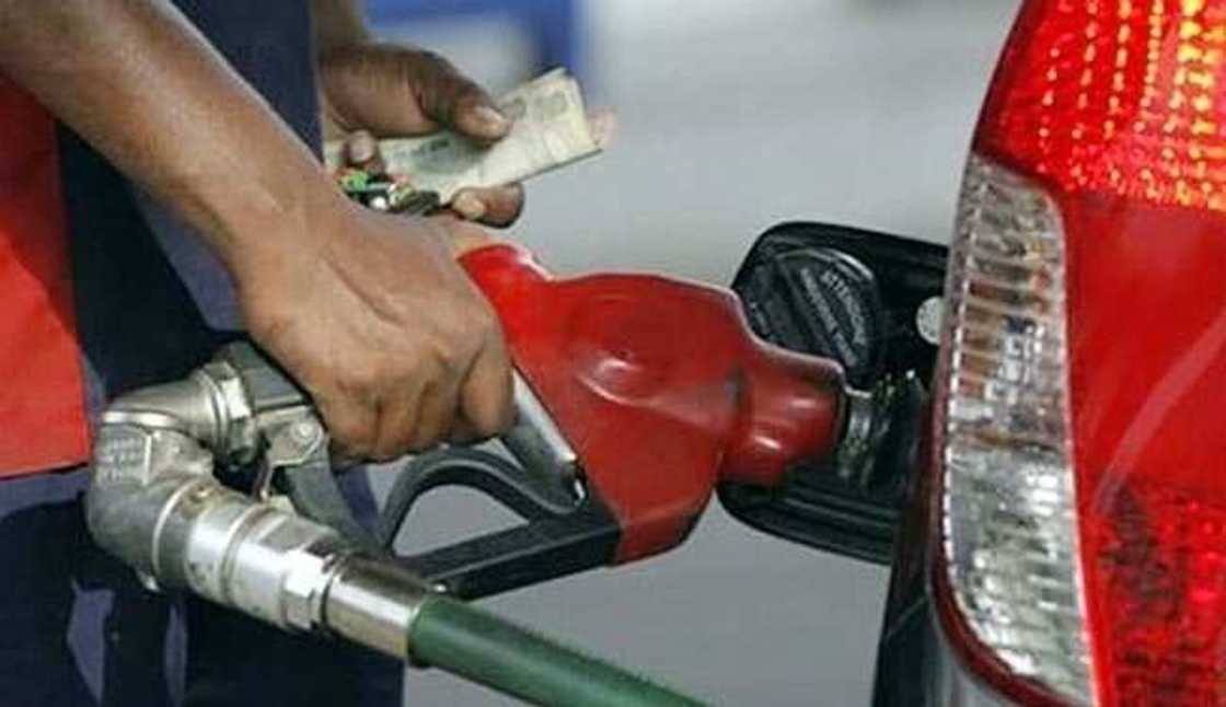 Labari mai dadi: Gwamnatin Buhari za ta rage kudin man fetur zuwa N100 a kowace lita Labari mai dadi: Gwamnatin Buhari za ta rage kudin man fetur zuwa N100 a kowace lita