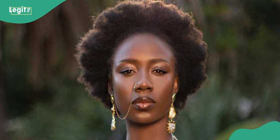 An watsawa mawakiyar Najeriya ruwan batir ta na tsaka da wasa An watsawa mawakiyar Najeriya ruwan batir ta na tsaka da wasa