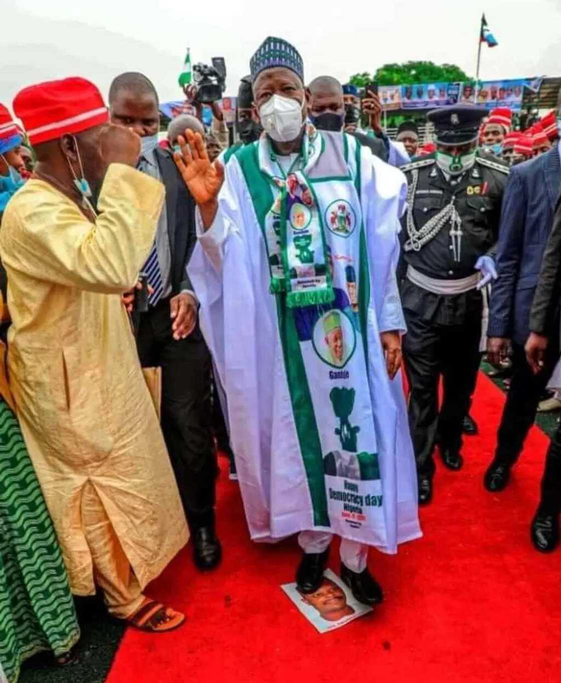 Ganduje ya taka hoton kwankwaso Ganduje ya taka hoton kwankwaso