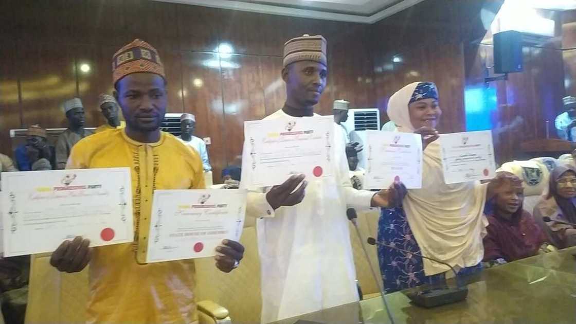 Masu sauya sheka rike da satifiket dinsu Masu sauya sheka rike da satifiket dinsu