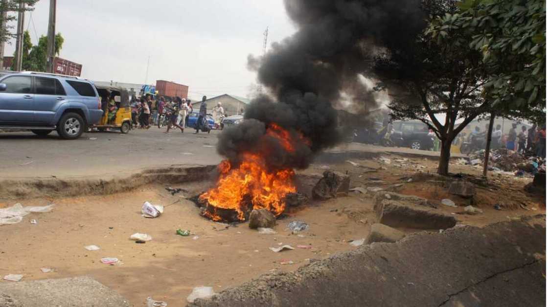 Danyen hukunci: An kone direban motar da ya kashe fasinja a kan N100, hotuna Danyen hukunci: An kone direban motar da ya kashe fasinja a kan N100, hotuna