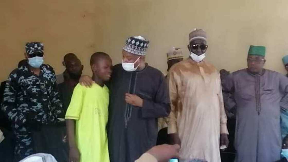 Hotunan daliban Kebbi da jami'an tsaro suka ceto daga wurin 'yan bindiga kwance a asibiti Hotunan daliban Kebbi da jami'an tsaro suka ceto daga wurin 'yan bindiga kwance a asibiti