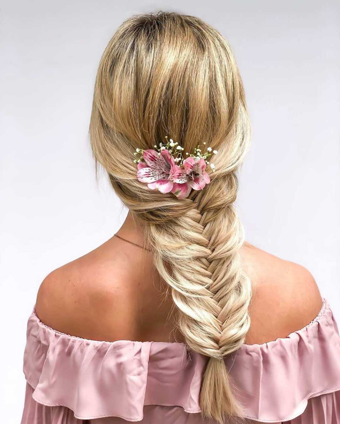 How to do a fishtail braid How to do a fishtail braid