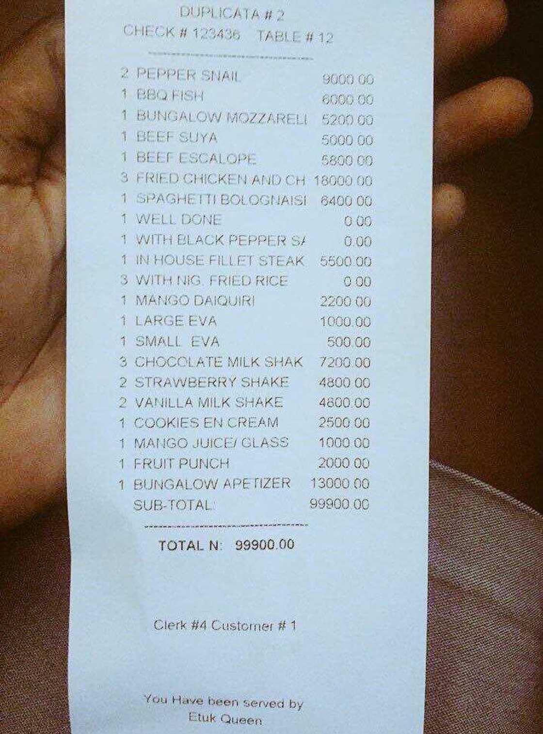 Kamar a fim: Da saurayinta yaga bill din abincin da suka ci ya kai N83,000 sai ya tsere ya barta Kamar a fim: Da saurayinta yaga bill din abincin da suka ci ya kai N83,000 sai ya tsere ya barta