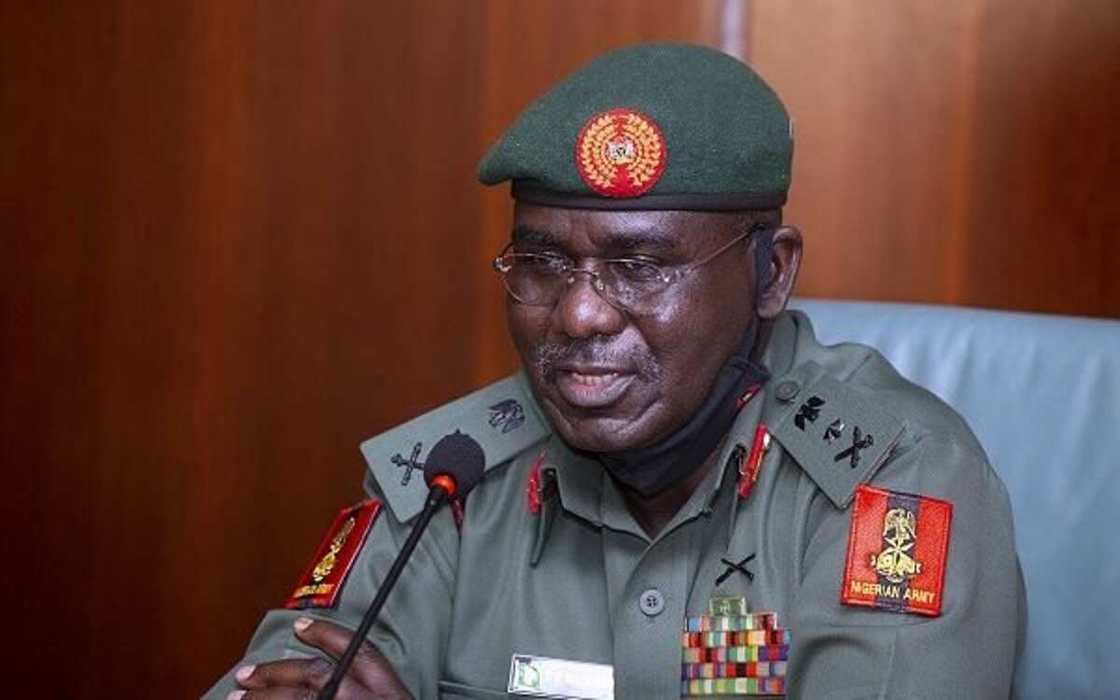 Yanzu Yanzu: Buratai ya shiga labule da manyan kwamandojin rundunar soji kan zanga-zangar EndSARS Yanzu Yanzu: Buratai ya shiga labule da manyan kwamandojin rundunar soji kan zanga-zangar EndSARS