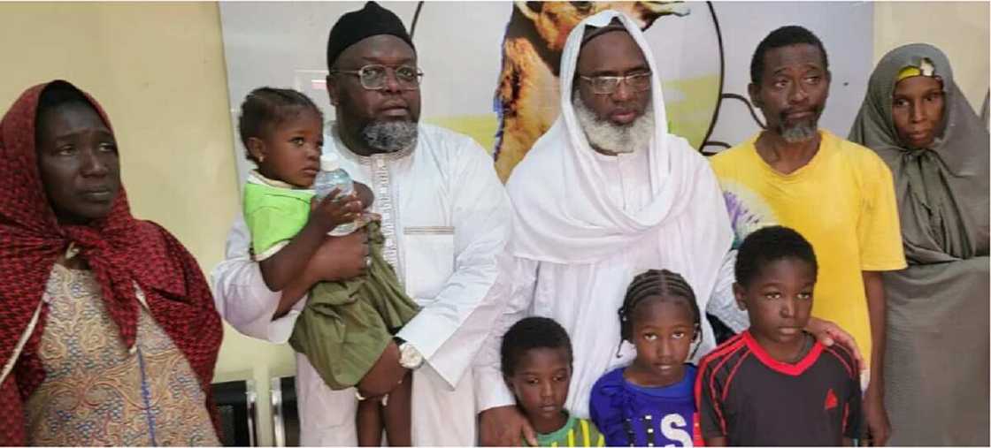 Gumi Da Wasu Fasinjojin Jirgin Kasa Da Aka Sako. Gumi Da Wasu Fasinjojin Jirgin Kasa Da Aka Sako.