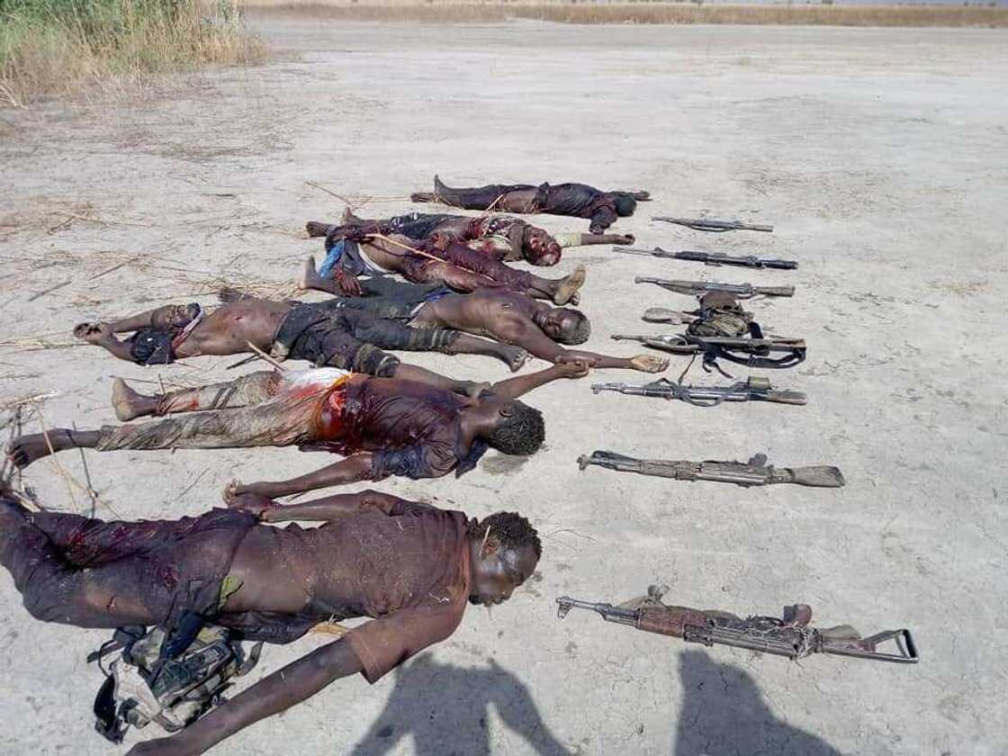 Dakarun sojoji sun kashe 'yan Boko Haram 7, sun kwato bindigu Dakarun sojoji sun kashe 'yan Boko Haram 7, sun kwato bindigu