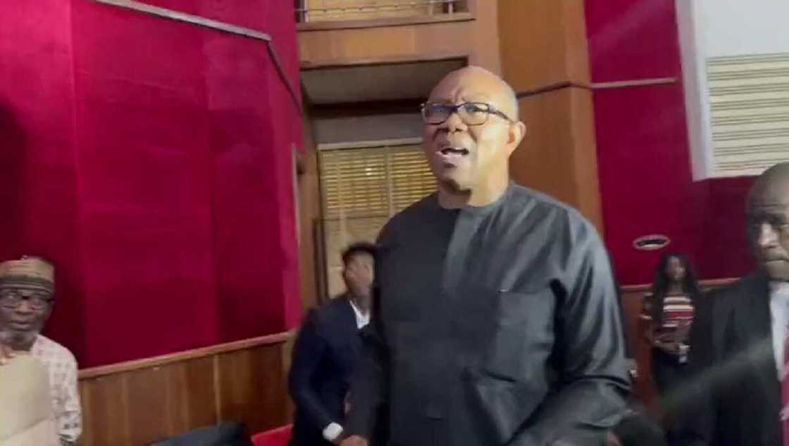 Peter Obi ya shiga rudani yayin da ya rasa wayoyinsa biyu 2 a kotu Peter Obi ya shiga rudani yayin da ya rasa wayoyinsa biyu 2 a kotu