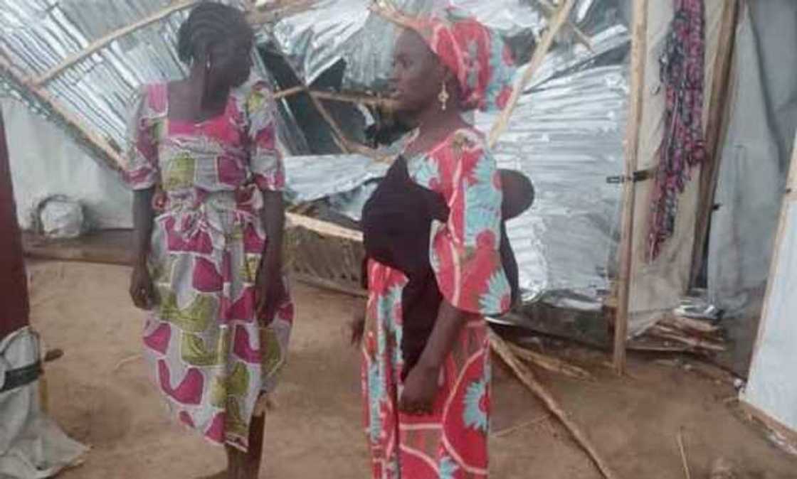 Ruwan sama ya yi awon gaba da gidajen 'yan gudun hijira a Borno (Hotuna) Ruwan sama ya yi awon gaba da gidajen 'yan gudun hijira a Borno (Hotuna)