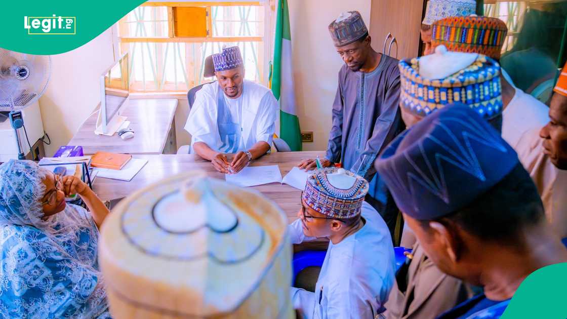 Yusuf Buhari da masu taimaka masa a ofis Yusuf Buhari da masu taimaka masa a ofis