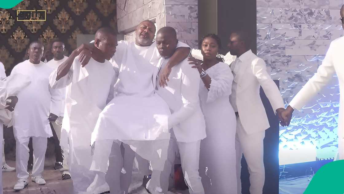 Nigerian pastor struggles to walk into his church after doing 21 days fasting, members carry him in video Nigerian pastor struggles to walk into his church after doing 21 days fasting, members carry him in video