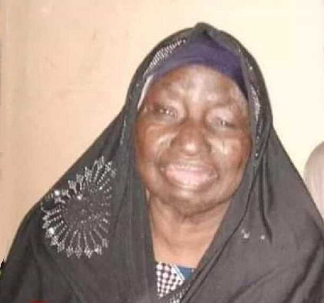 Yadda aka sha tataburza tsakanin 'yan uwa da kwamitin yaki da annobar covid-19 a kan gawar mahafiyar Buratai Yadda aka sha tataburza tsakanin 'yan uwa da kwamitin yaki da annobar covid-19 a kan gawar mahafiyar Buratai