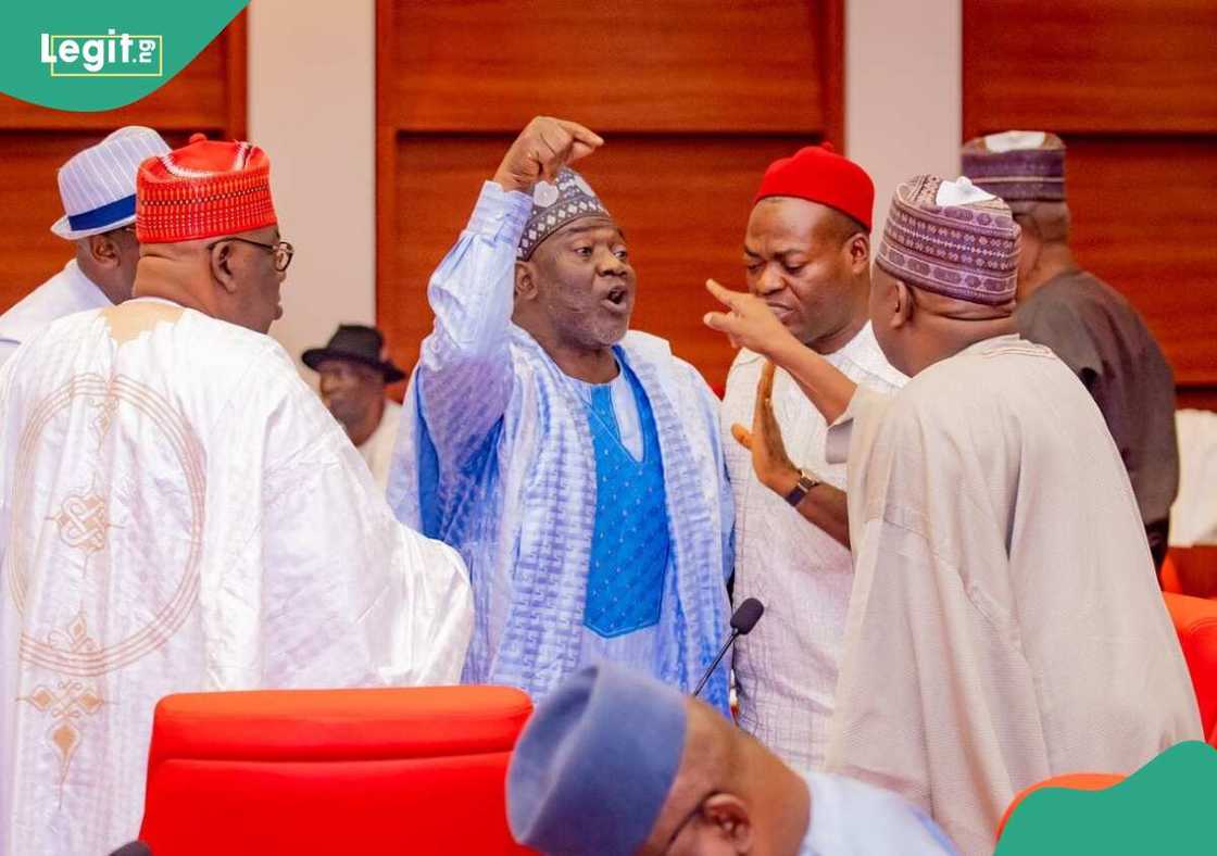 'Yan majalisa sun hargitse da aka zo tantance sabon ministan tsaro 'Yan majalisa sun hargitse da aka zo tantance sabon ministan tsaro