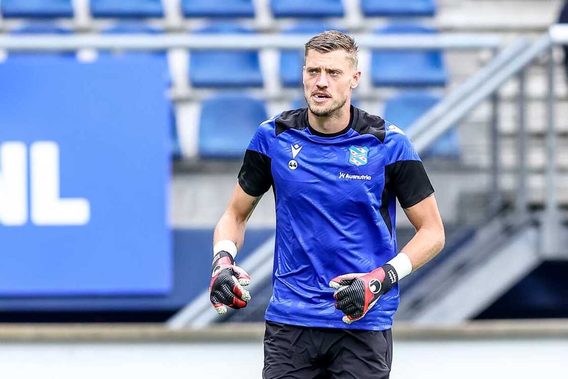 tallest soccer player in history tallest soccer player in history