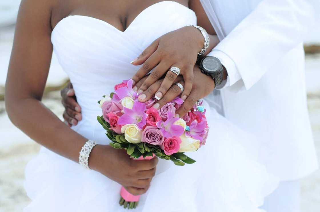 A lady recounts how she was mistaken for bride at friend's wedding and posts outfit