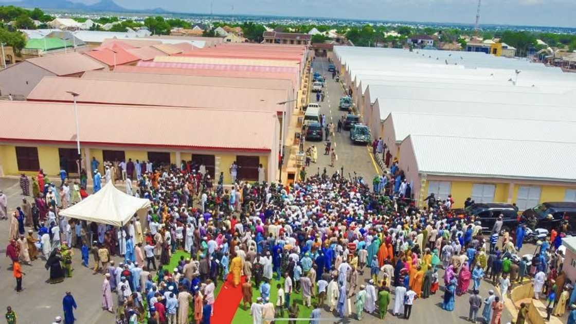 Gwamna Ahmadu Fintiri ya ce sabuwar kasuwar za ta bunkasa kasuwanci da kudaden shiga ga gwamnati. Gwamna Ahmadu Fintiri ya ce sabuwar kasuwar za ta bunkasa kasuwanci da kudaden shiga ga gwamnati.
