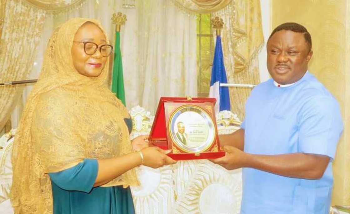 Gwamna Ben Ayade Yayin amsar kyauta Gwamna Ben Ayade Yayin amsar kyauta