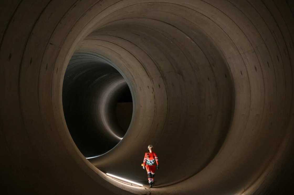 The Thames Tideway super sewer stretches 25 kilometres (15 miles) along the River Thames in London The Thames Tideway super sewer stretches 25 kilometres (15 miles) along the River Thames in London