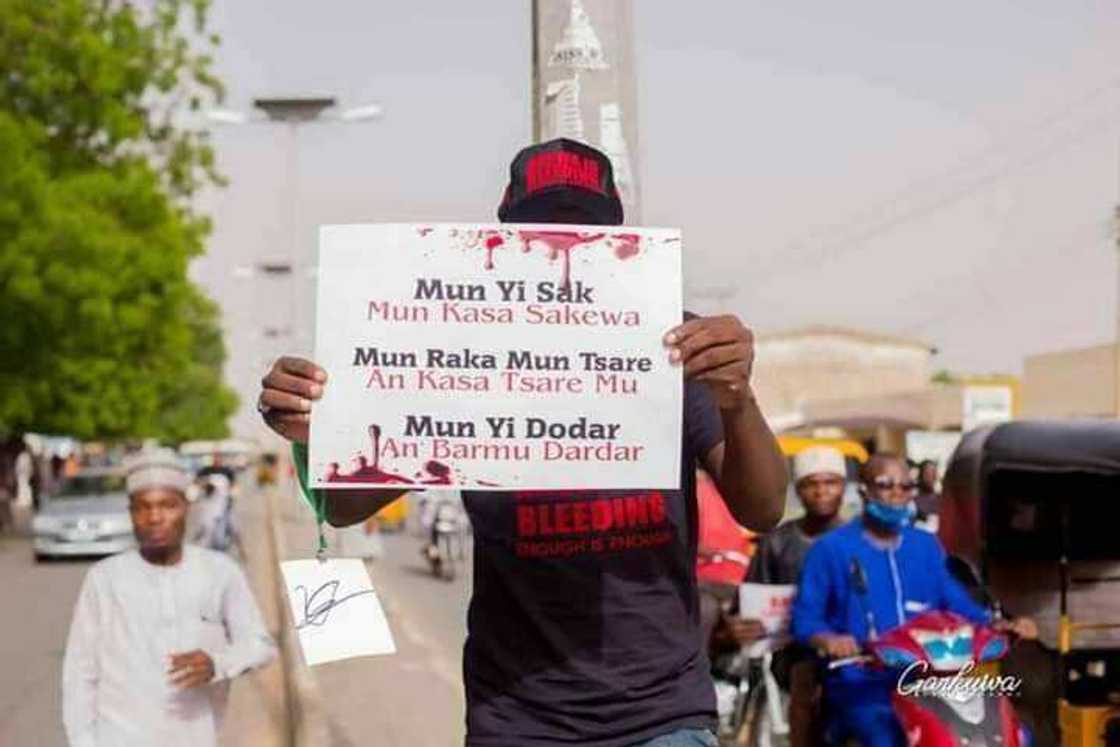 Jama'a sun kawar da shingen 'yan sanda yayin zanga - zanga a Katsina (hotuna) Jama'a sun kawar da shingen 'yan sanda yayin zanga - zanga a Katsina (hotuna)