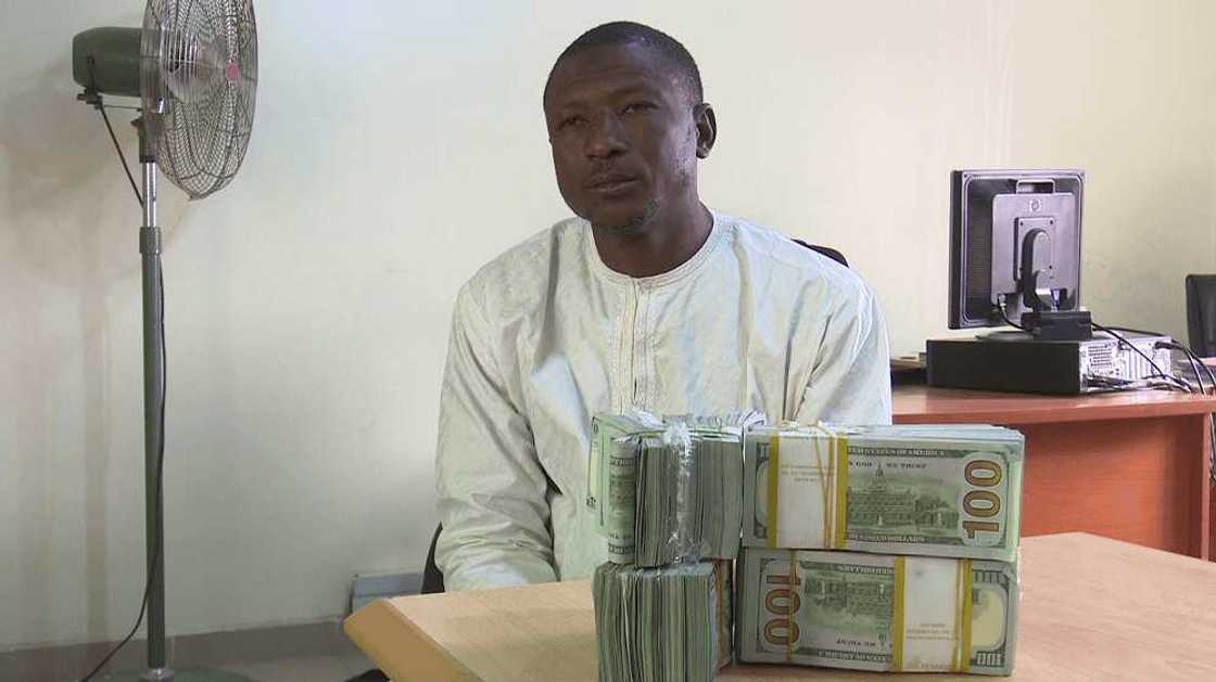 EFCC ta kama wani mutum da N75m a filin jirgin sama na Kano, hoto EFCC ta kama wani mutum da N75m a filin jirgin sama na Kano, hoto