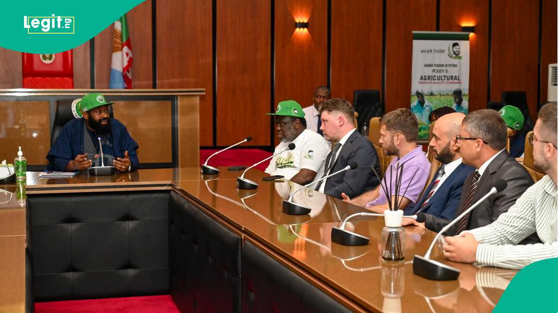 Gwamna Bago yayin da ya ke tattaunawa da tawagar Neja