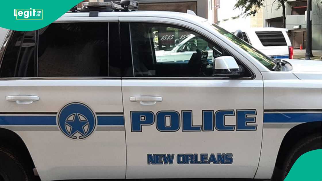 Masu bincike na sashen kisan kai na NOPD sun tabbatar da cewa Eweni shi ne wanda ya kashe mahaifinsa. Masu bincike na sashen kisan kai na NOPD sun tabbatar da cewa Eweni shi ne wanda ya kashe mahaifinsa.